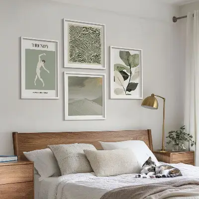 Pripravljena stenska galerija z abstraktnimi rastlinskimi vzorci