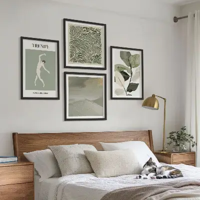 Pripravljena stenska galerija z abstraktnimi rastlinskimi vzorci