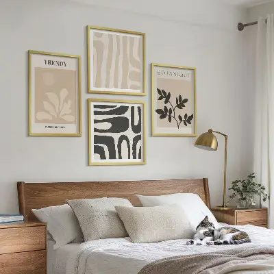 Pripravljena stenska galerija z elegantnimi rastlinskimi vzorci v bež in črni barvi