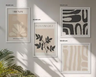 Pripravljena stenska galerija z elegantnimi rastlinskimi vzorci v bež in črni barvi