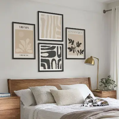 Pripravljena stenska galerija z elegantnimi rastlinskimi vzorci v bež in črni barvi