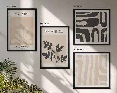 Pripravljena stenska galerija z elegantnimi rastlinskimi vzorci v bež in črni barvi