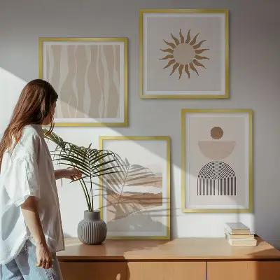 Pripravljena stenska galerija z abstraktno pokrajino v naravnih geometrijskih oblikah