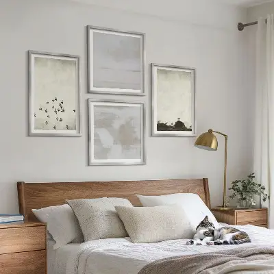 Komplet slik Minimalistične ptice v letu nad zofo