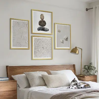 Pripravljena stenska galerija v modernih barvah s peščenimi kamni