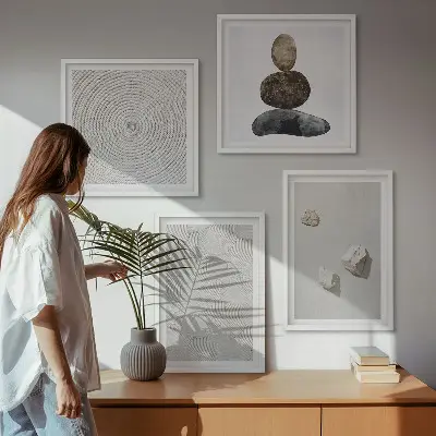 Pripravljena stenska galerija v modernih barvah s peščenimi kamni