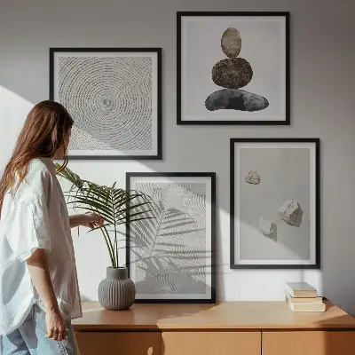 Pripravljena stenska galerija v modernih barvah s peščenimi kamni