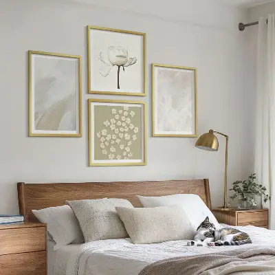 Pripravljena stenska galerija z motivi rož in modnimi boho teksturami