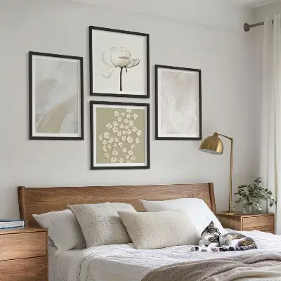 Pripravljena stenska galerija z motivi rož in modnimi boho teksturami