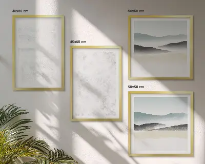 Komplet štirih slik v okvirju bele pike na platnenem ozadju