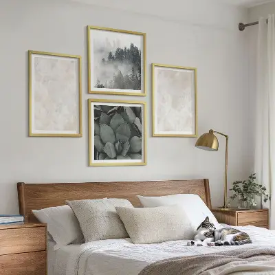 Pripravljena stenska galerija kamniti pastelni vzorec s frnikolami