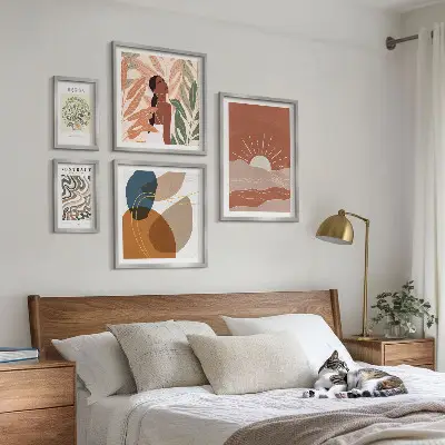 Komplet ujemajočih se slik z abstraktnimi rastlinskimi motivi v boho slogu