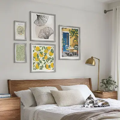 Komplet ujemajočih se slik z elegantnimi rastlinskimi motivi