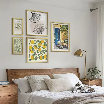 Komplet ujemajočih se slik z elegantnimi rastlinskimi motivi
