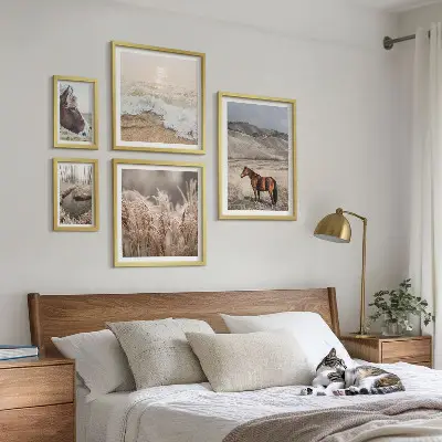 Komplet ujemajočih se slik s pokrajino s konji in vodo