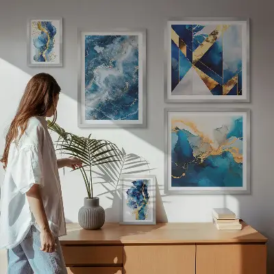 Komplet ujemajočih se slik z motivom abstraktne modre kompozicije