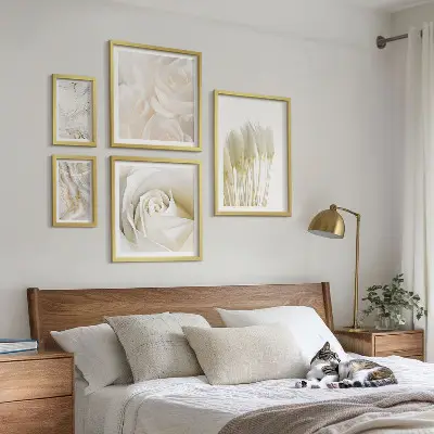 Poliptih v okvirju z motivom belega in rožnatega marmorja