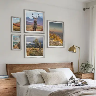 Komplet ujemajočih se slik z motivom gorskih pokrajin in divjih živali