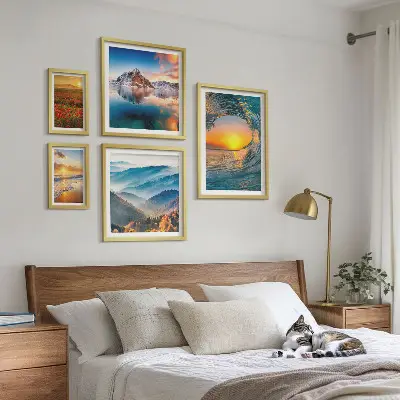 Poliptih v okvirju naravne pokrajine z morjem in gorami ter cvetličnimi motivi