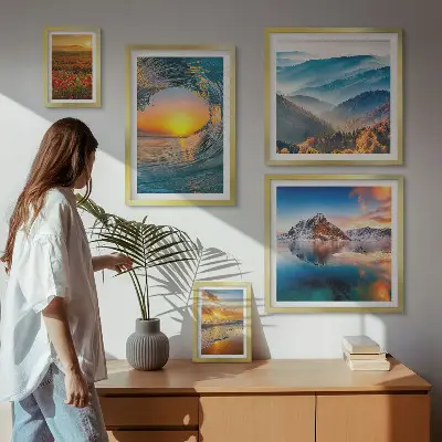 Poliptih v okvirju naravne pokrajine z morjem in gorami ter cvetličnimi motivi