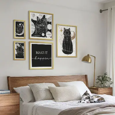 Poliptih v okvirju boho prostor s črnimi mačkami