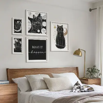Poliptih v okvirju boho prostor s črnimi mačkami