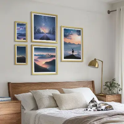 Gorske pokrajine ponoči poliptih v okvirju