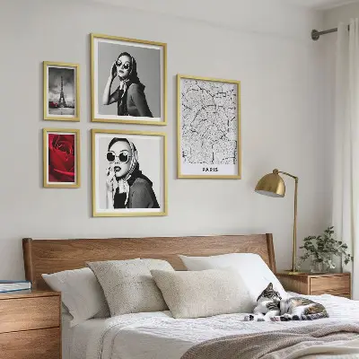 Komplet ujemajočih se slik z elegantnimi poudarki pariške mode