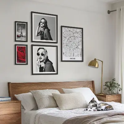 Komplet ujemajočih se slik z elegantnimi poudarki pariške mode