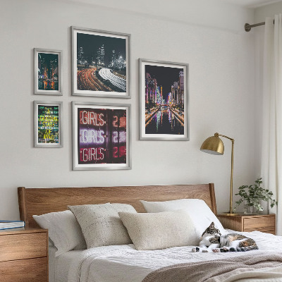 Set 5 slik v okvirju Sodobno mesto ponoči z neonskim ozadjem