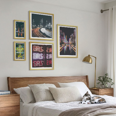 Set 5 slik v okvirju Sodobno mesto ponoči z neonskim ozadjem