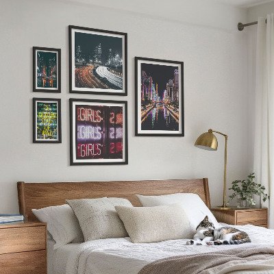 Set 5 slik v okvirju Sodobno mesto ponoči z neonskim ozadjem