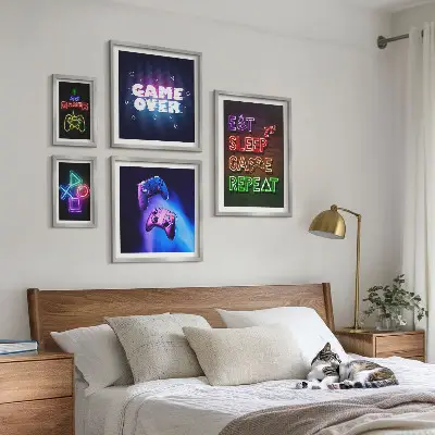 Poliptih v okvirju z motivi neonskih tem za računalniške igre