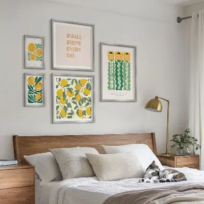 Komplet ujemajočih se slik s pozitivnimi slogani o cvetju in citrusih