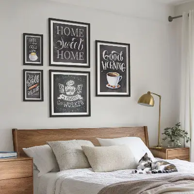 Komplet ujemajočih se slik z motivi rustikalne kave