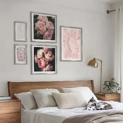 Komplet ujemajočih se slik z motivom roza rož v boemskem slogu