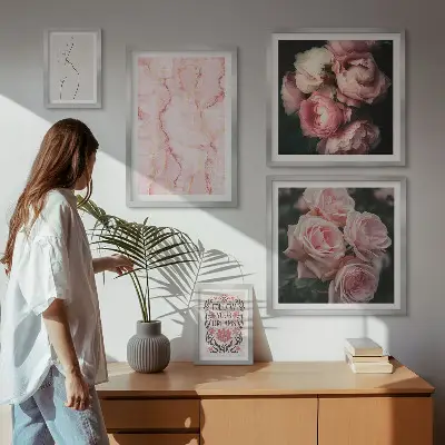 Komplet ujemajočih se slik z motivom roza rož v boemskem slogu