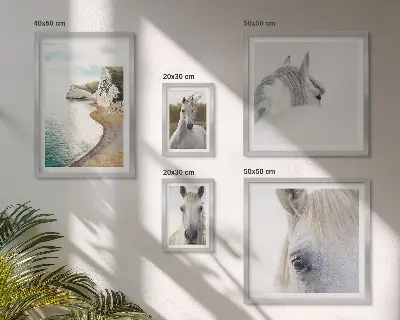Poliptih v okvirju konji na plaži z minimalističnim motivom narave