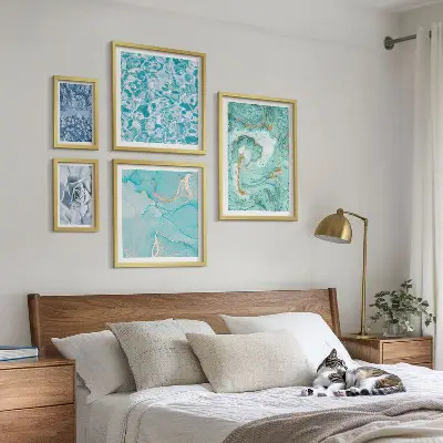 Komplet 5 slik v okvirju z elegantnimi turkizno modrimi poudarki