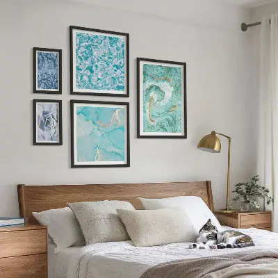 Komplet 5 slik v okvirju z elegantnimi turkizno modrimi poudarki