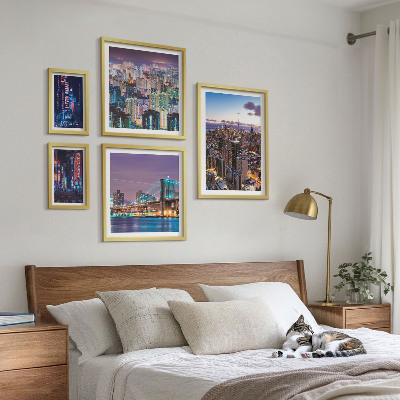 Komplet ujemajočih se slik Mestne nočne pokrajine z neonskimi lučmi