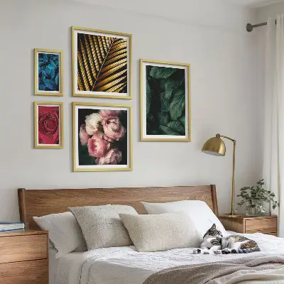 Komplet ujemajočih se slik z rastlinskimi cvetličnimi motivi