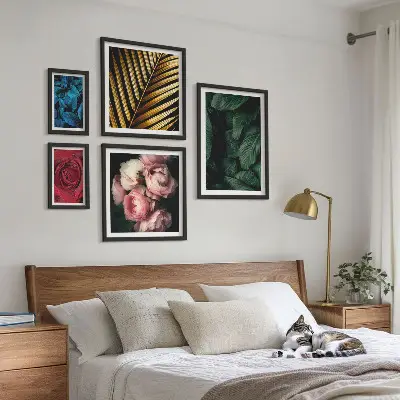 Komplet ujemajočih se slik z rastlinskimi cvetličnimi motivi