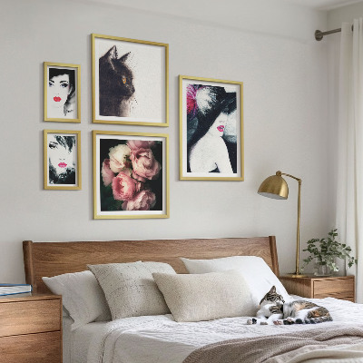 Komplet ujemajočih se slik Elegantni portreti žensk z vrtnicami
