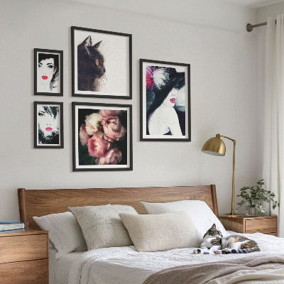Komplet ujemajočih se slik Elegantni portreti žensk z vrtnicami
