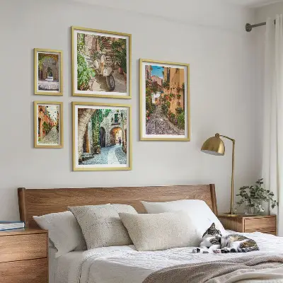 Očarljive ulice s cvetjem poliptih v okvirju