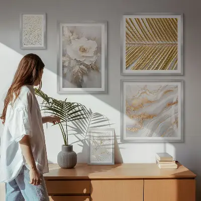 Komplet ujemajočih se slik z elegantnimi cvetličnimi motivi