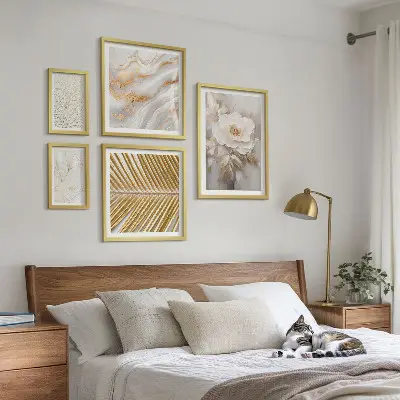 Komplet ujemajočih se slik z elegantnimi cvetličnimi motivi