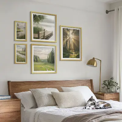 Komplet ujemajočih se slik gozdne pokrajine s soncem in vodo