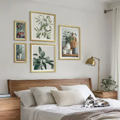 Komplet ujemajočih se slik z motivom naravnih skandinavskih rastlin